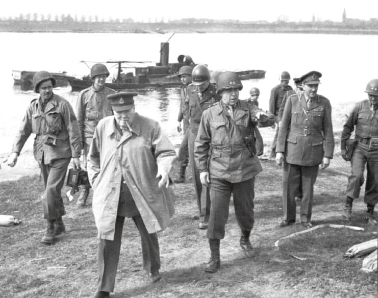 Das Bild zeigt den ehemaligen britischen Premierminister auf dem Ostufer des Rheines auf voerder Gebiet