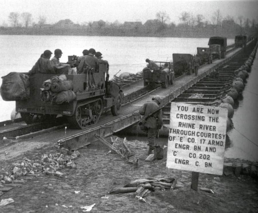 Das Bild zeigt eine Pontonbrücke im 2. Weltkrieg über den Rhein bei Ork