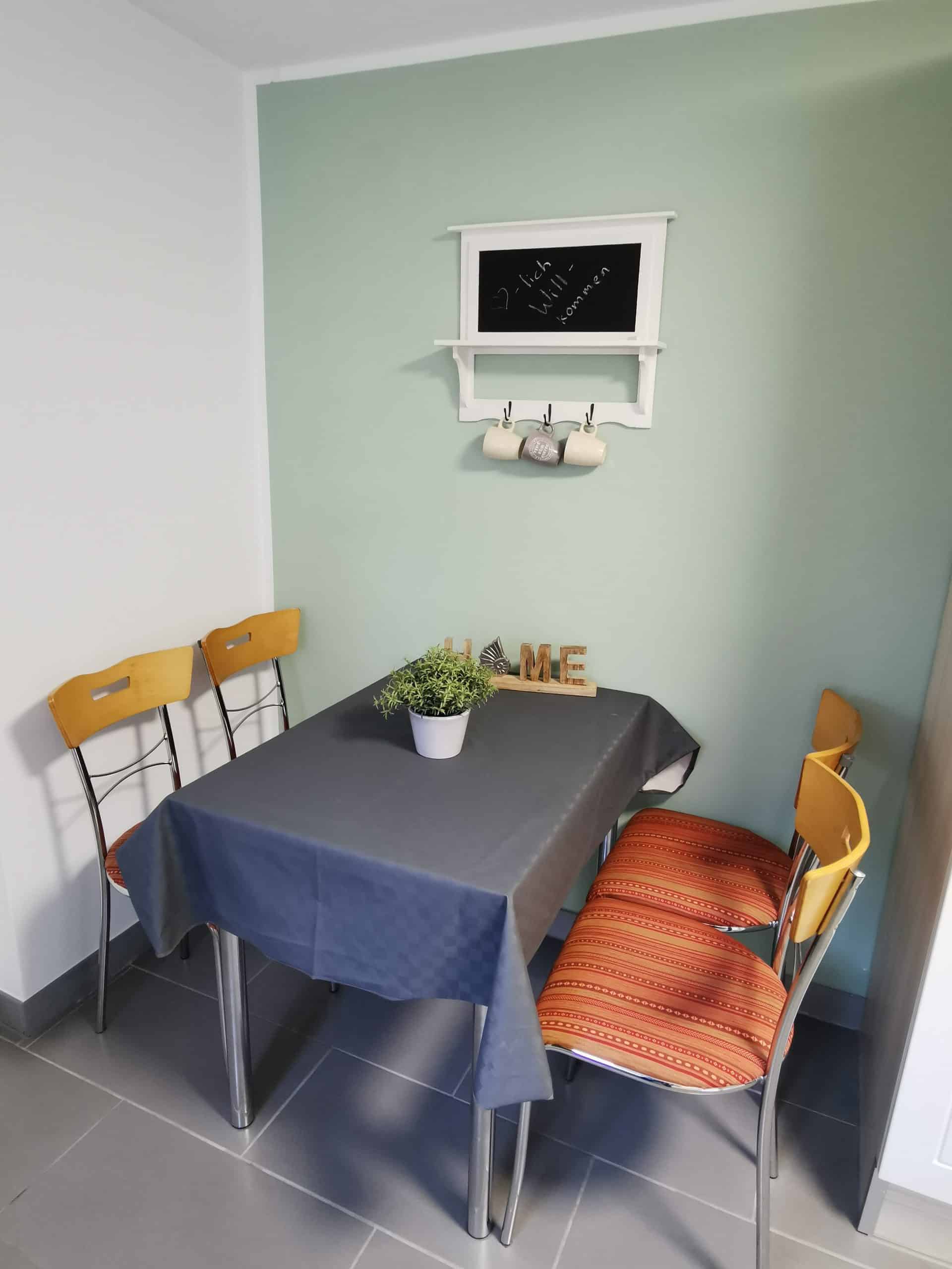 Das Bild zeigt die Sitzecke in der Küche der Gästewohnung am Mommbach