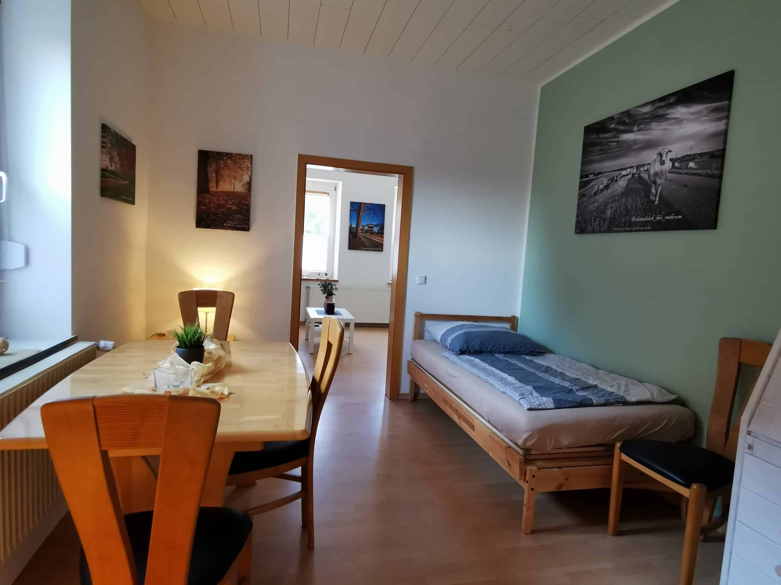 Das Bild zeigt ein Schlafzimmer der Gästewohnung am Mommbach