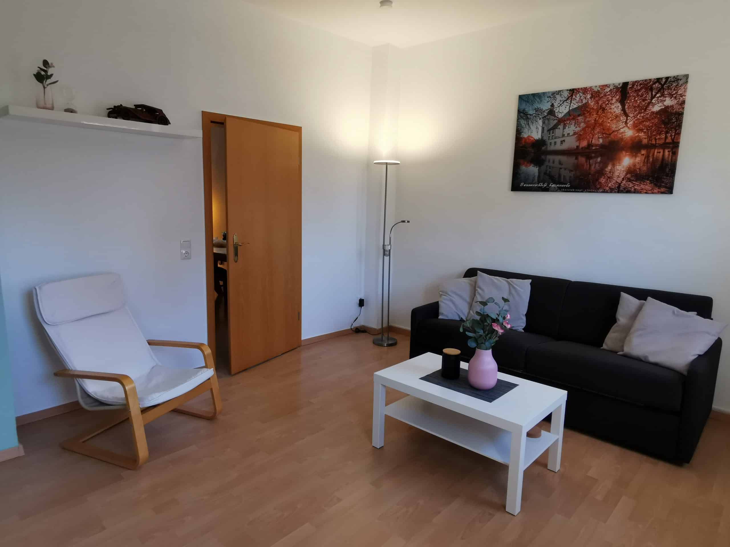 Das Bild zeigt das Wohnzimmer der Gästewohnung am Mommbach